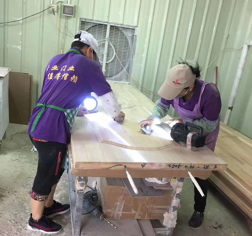 橡木门木工车间-打磨质检