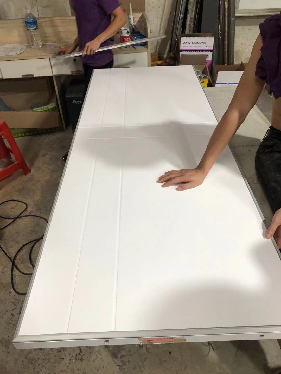 如何利用卧室门的设计增加房间的美观度？